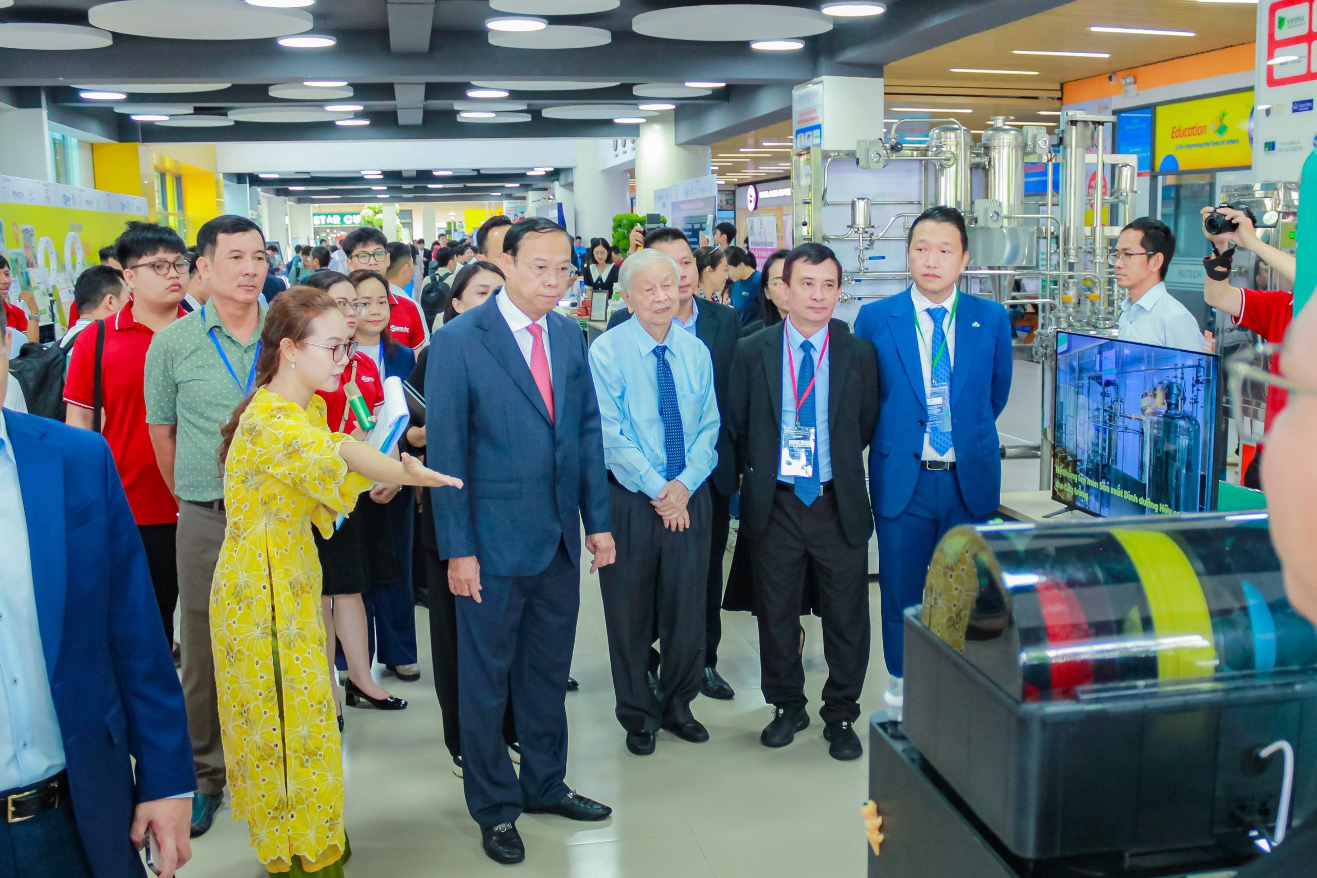 TRIỂN LÃM HỘI NGHỊ THƯỜNG NIÊN KHU CÔNG NGHỆ CAO (3)